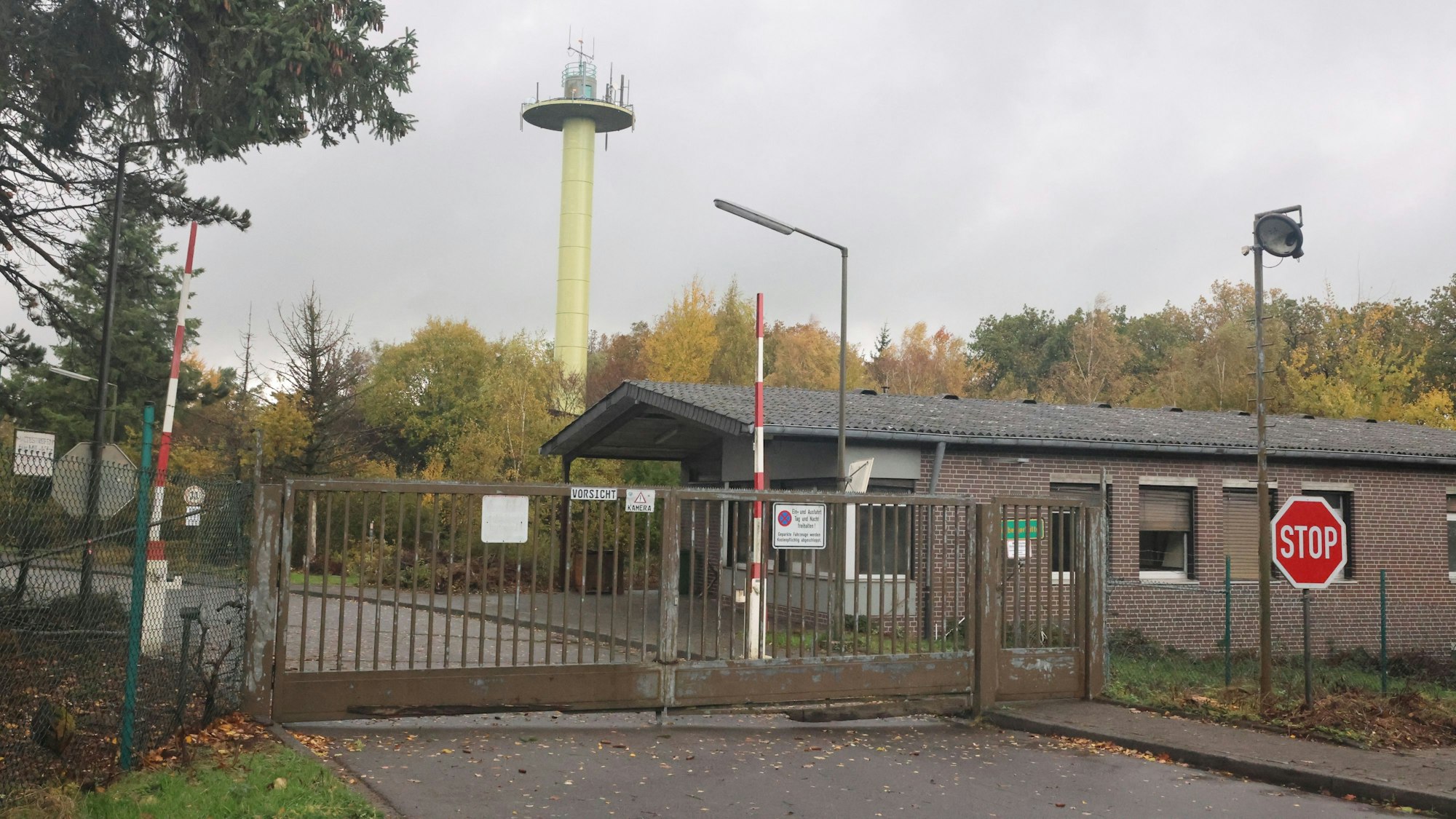 Das Bild zeigt den Zugangsbereich zur ehemaligen Kaserne.