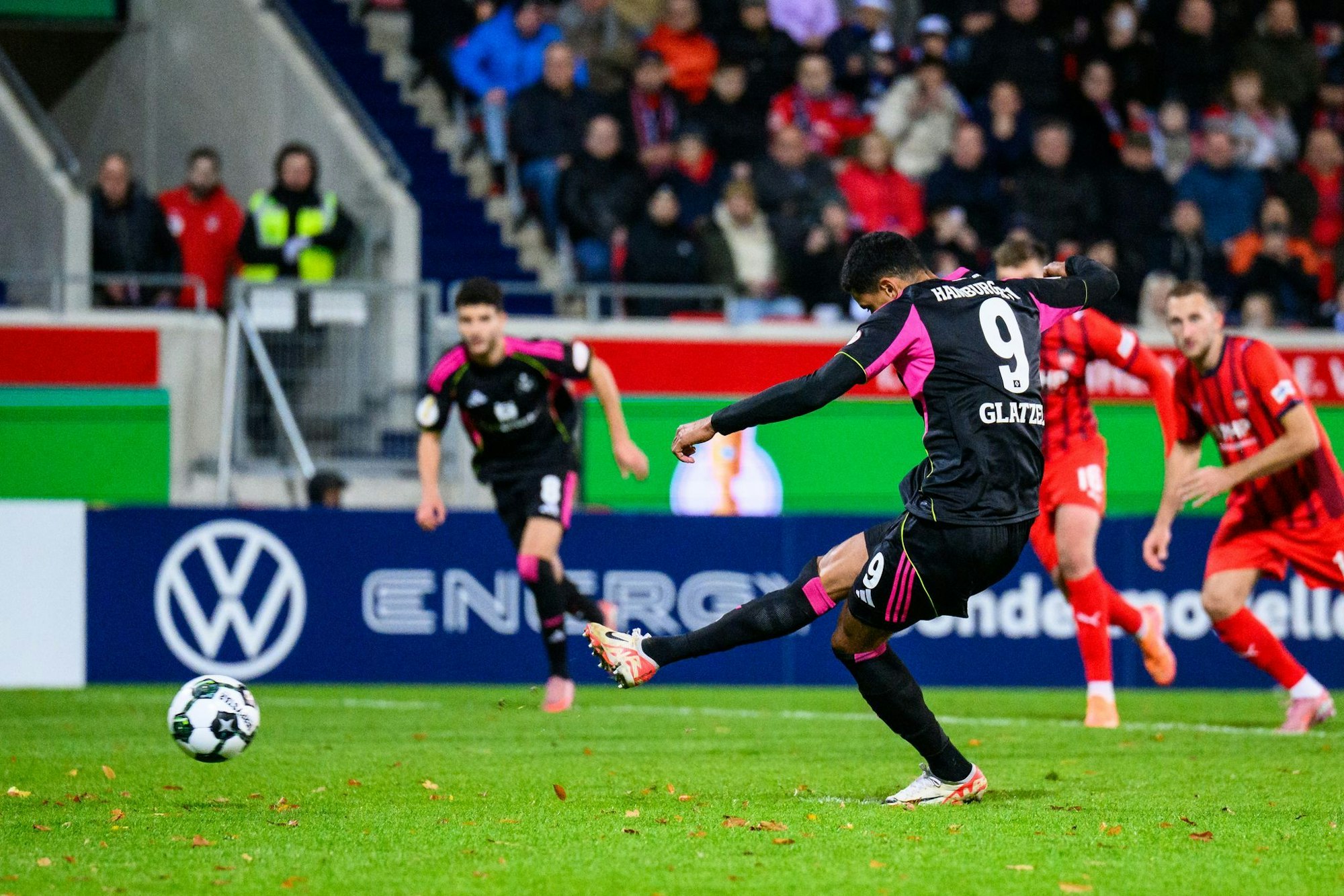 HSV-Stürmer Robert Glatzel sorgte mit seinem verwandelten Foulelfmeter für den Einzug ins Achtelfinale.