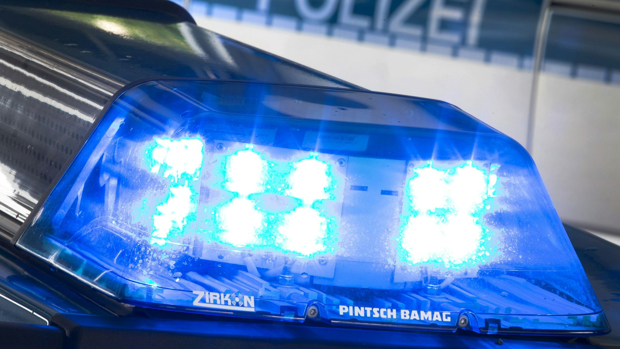 Ein Blaulicht leuchtet auf dem Dach eines Polizeiwagens.