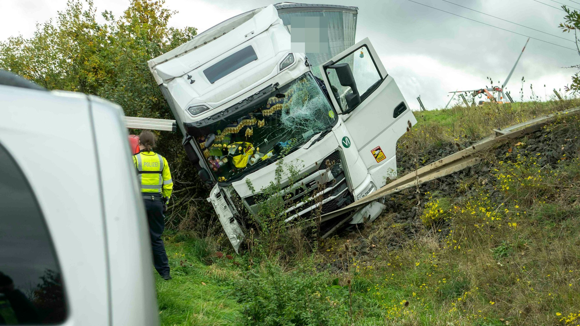 Das Bild zeigt den Lkw an der Unfallstelle.