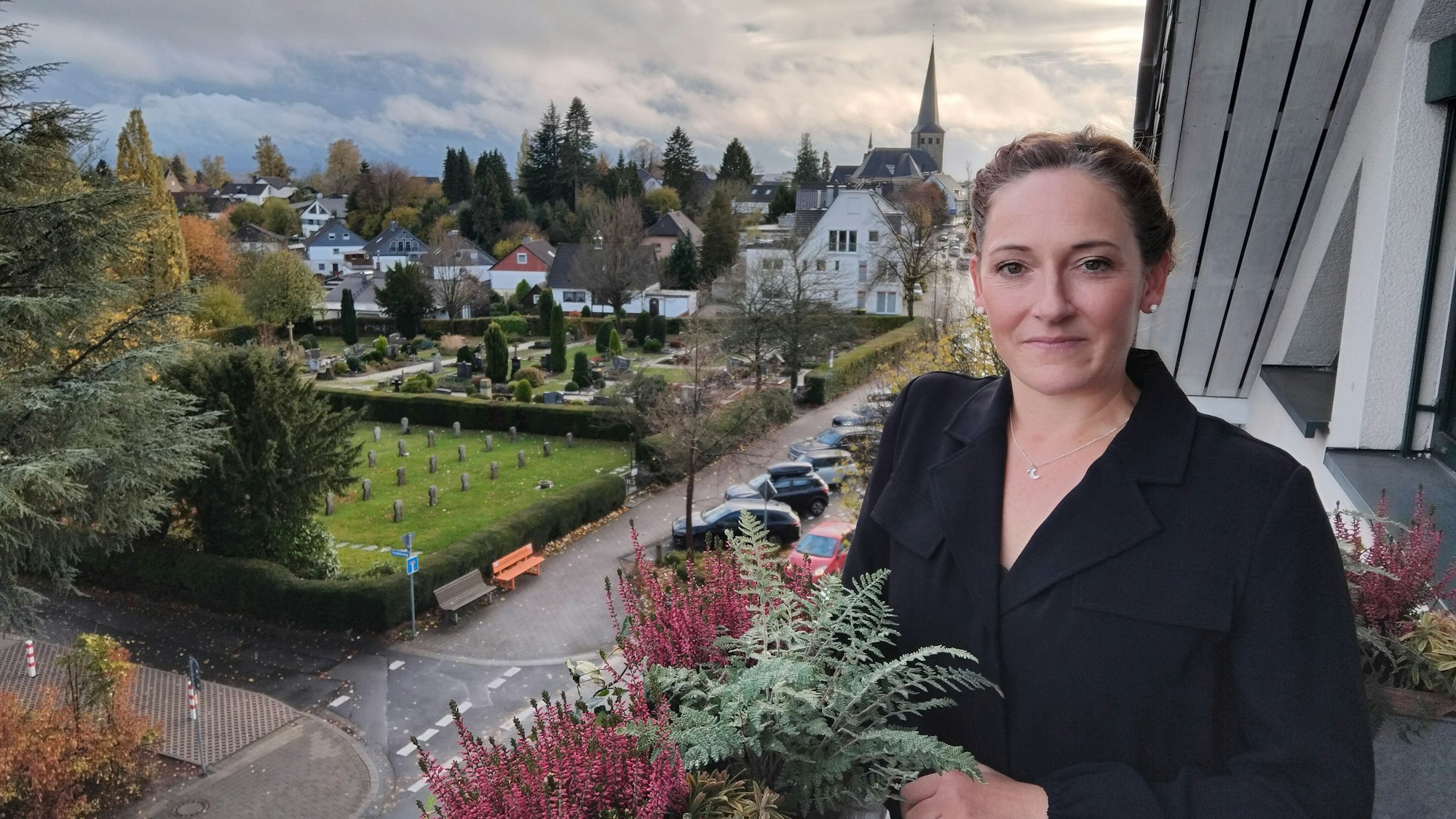 Nicole Berka, Bürgermeisterin Neunkirchen-Seelscheid, auf dem Balkon ihres Dienstzimmers