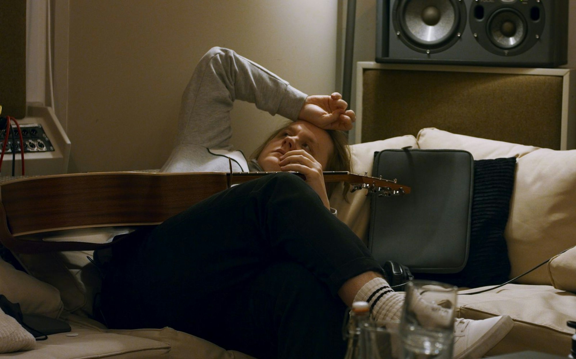 Auch Lewis Capaldi hatte mit den Auswirkungen plötzlichen Ruhms zu kämpfen, wie die Netflix-Doku „Lewis Capaldi: How I'm Feeling Now“ (2023) eindrücklich vor Augen führt. (Bild: Netflix)