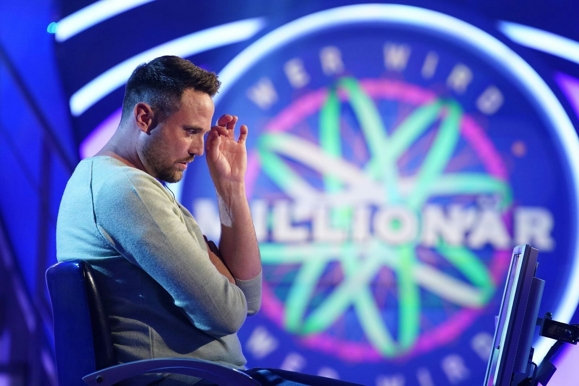 Florian Lorenz aus Lohmar amüsierte mit privaten Anekdoten und neckte Günther Jauch. (Bild: RTL / Stefan Gregorowius)