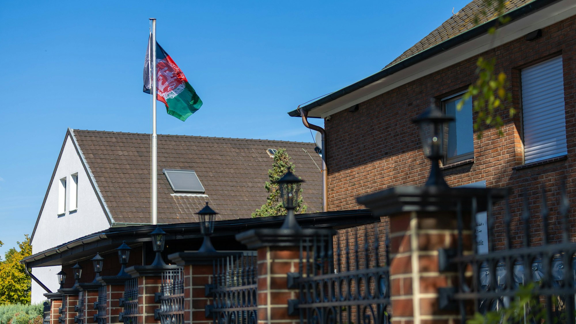 Die Mitarbeitenden des afghanischen Generalkonsulats in Bonn legten aus Protest auf die Entscheidung ihre Arbeit nieder.