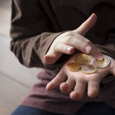 Fuenfjahriges Maedchen zaehlt ihr Taschengeld,