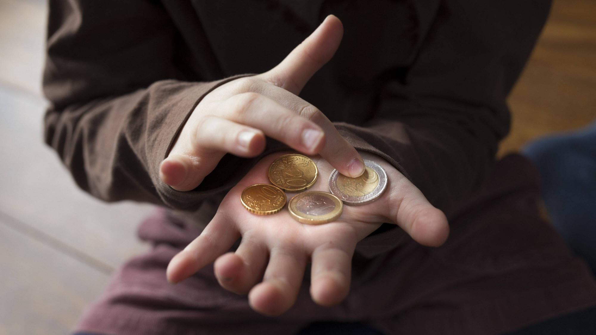 Fuenfjahriges Maedchen zaehlt ihr Taschengeld,