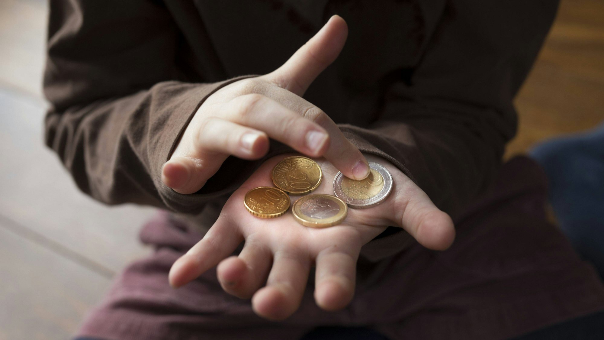 Fuenfjahriges Maedchen zaehlt ihr Taschengeld,