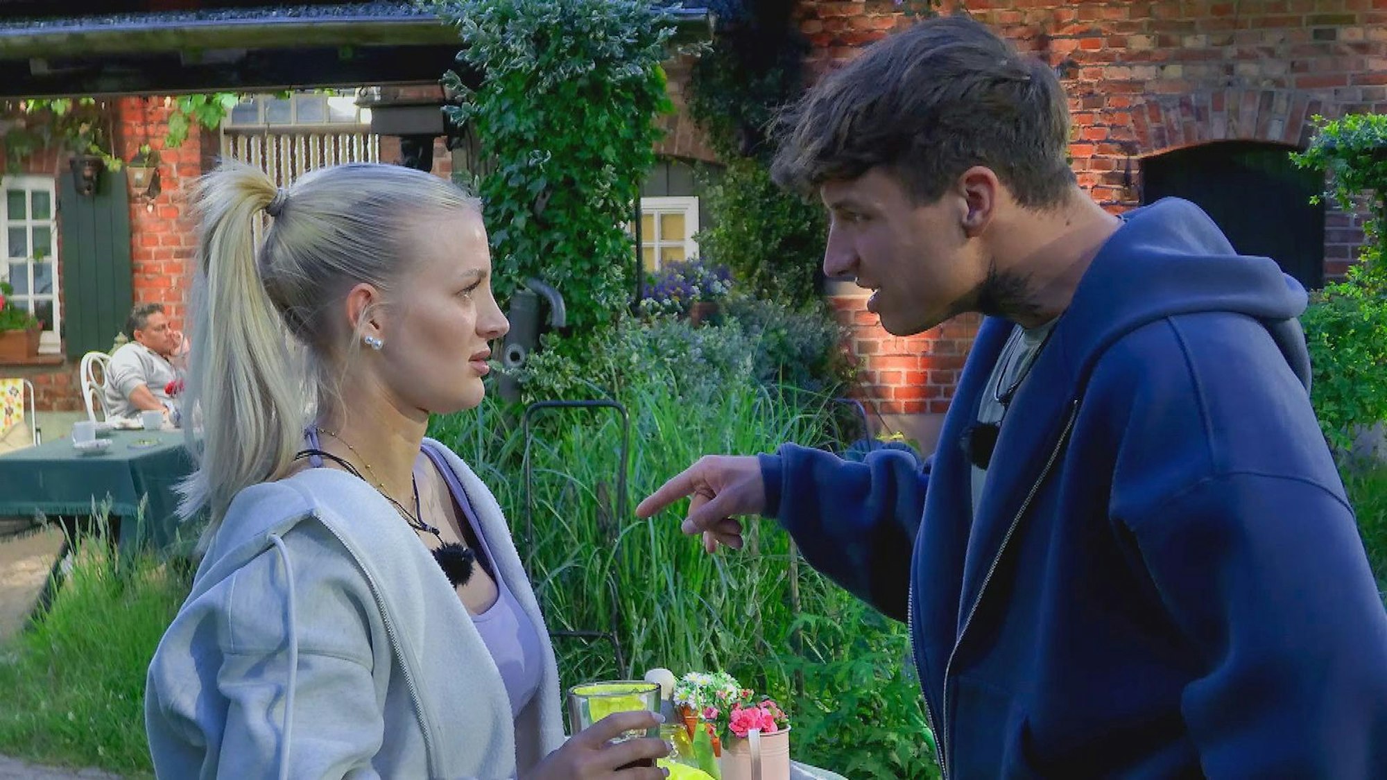 Micha (r.) macht mit Edda Schluss, weil die nur zu 70 Prozent happy mit ihm ist.   (Bild: RTL)