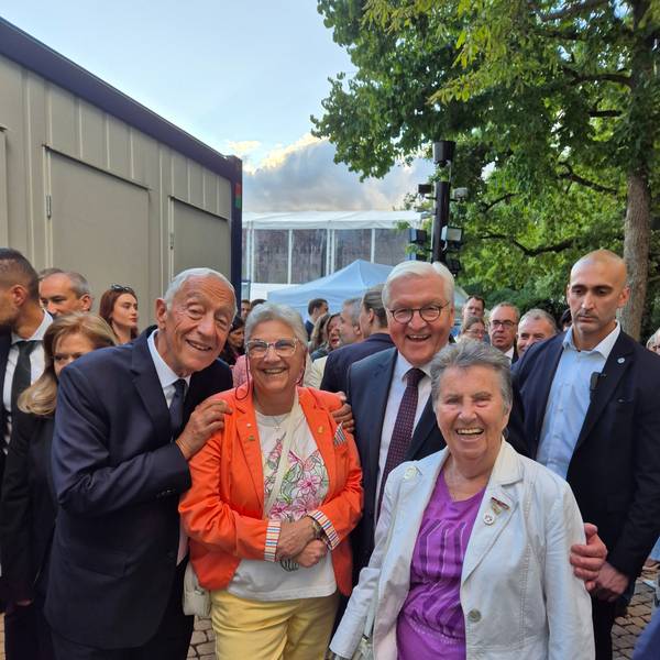 Ute Liebetrau (l.) und Gisela Hennerici mit Bundespräsident Frank-Walter Steinmeier und dem portugiesischen Staatspräsidenten Marcelo Rebelo de Sousa.