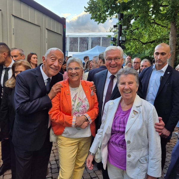 Ute Liebetrau (l.) und Gisela Hennerici mit Bundespräsident Frank-Walter Steinmeier und dem portugiesischen Staatspräsidenten Marcelo Rebelo de Sousa.