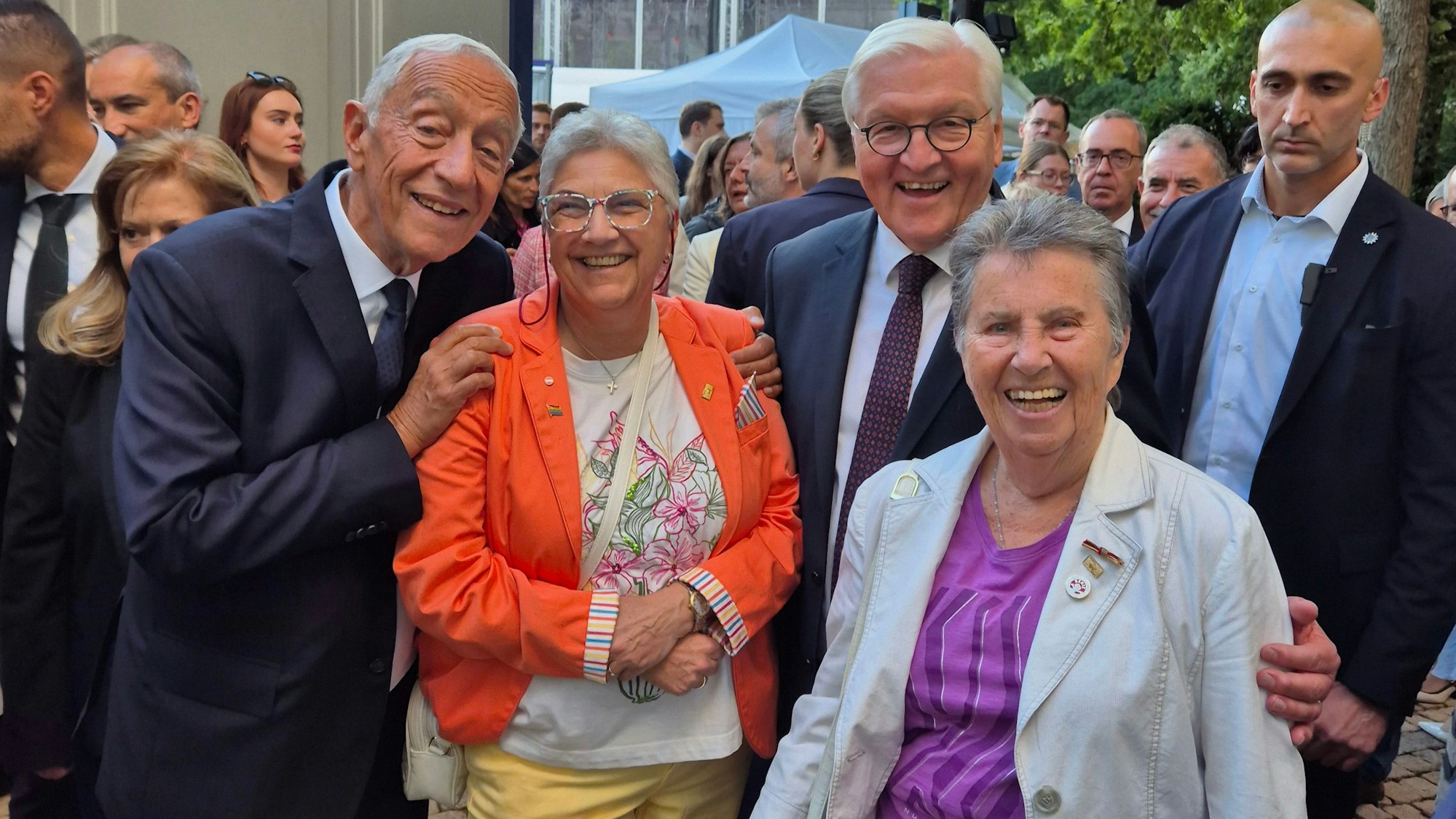 Ute Liebetrau (l.) und Gisela Hennerici mit Bundespräsident Frank-Walter Steinmeier und dem portugiesischen Staatspräsidenten Marcelo Rebelo de Sousa.