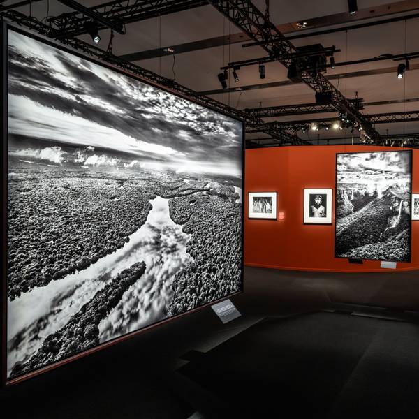 Das Foto von Sebastião Salgado im Vordergrund der Ausstellungsansicht zeigt dichte Wolken, dieschwere Regenfälle über dem Anavilhanas-Archipel verheißen, einer Kette von Flussinseln im Rio Negro, nördlich der Stadt Barcelos.