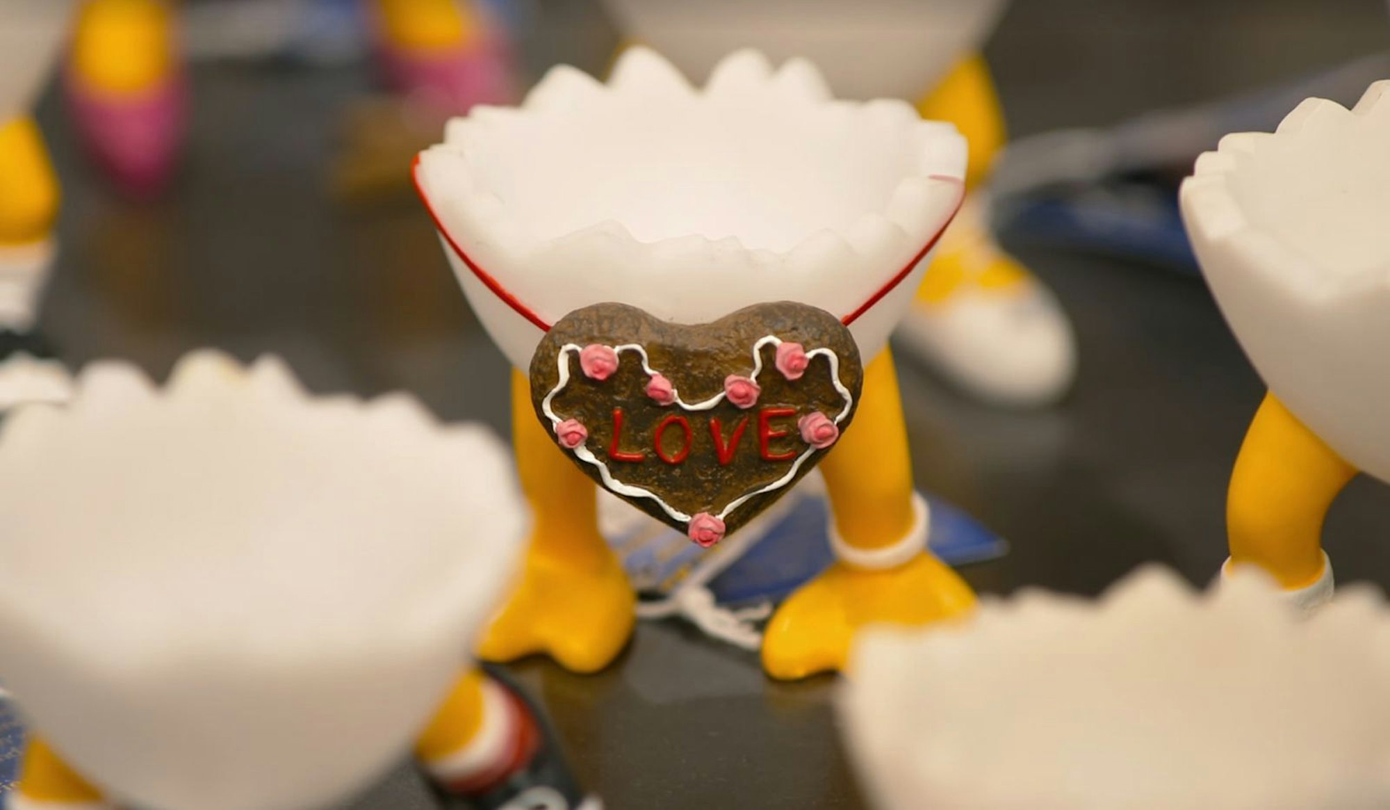 Der Fantasie waren bei der Firma Casablanca wohl kaum Grenzen gesetzt. So gibt es unter den „Freunden von Speedy“ einen „Love“-Eierbecher (Foto), aber auch Figuren wie Gärtner oder Läufer. (Bild: ZDF)