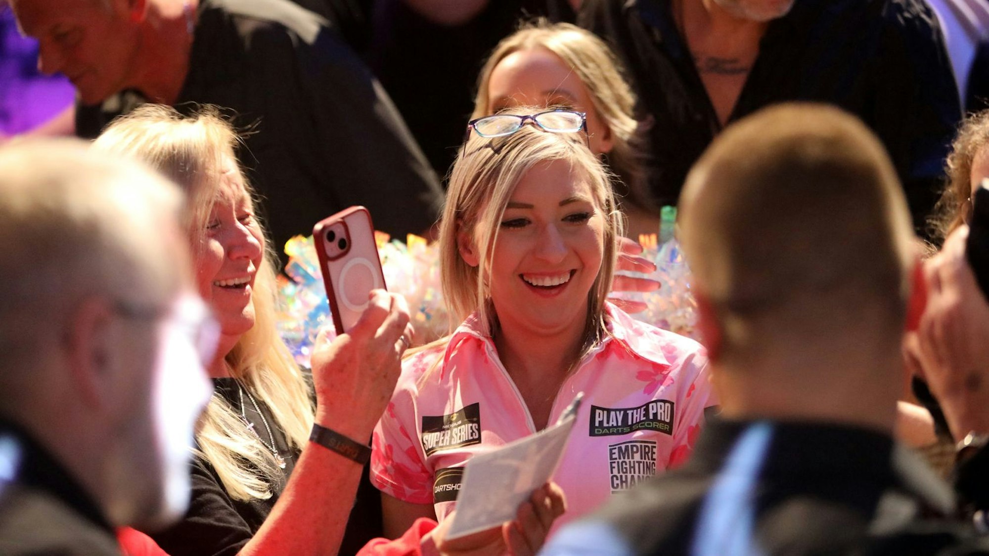 Die Darts-Stars nahmen sich auch nach dem Turnier noch Zeit für Fans, gaben Autogramme und standen für Fotos bereit.