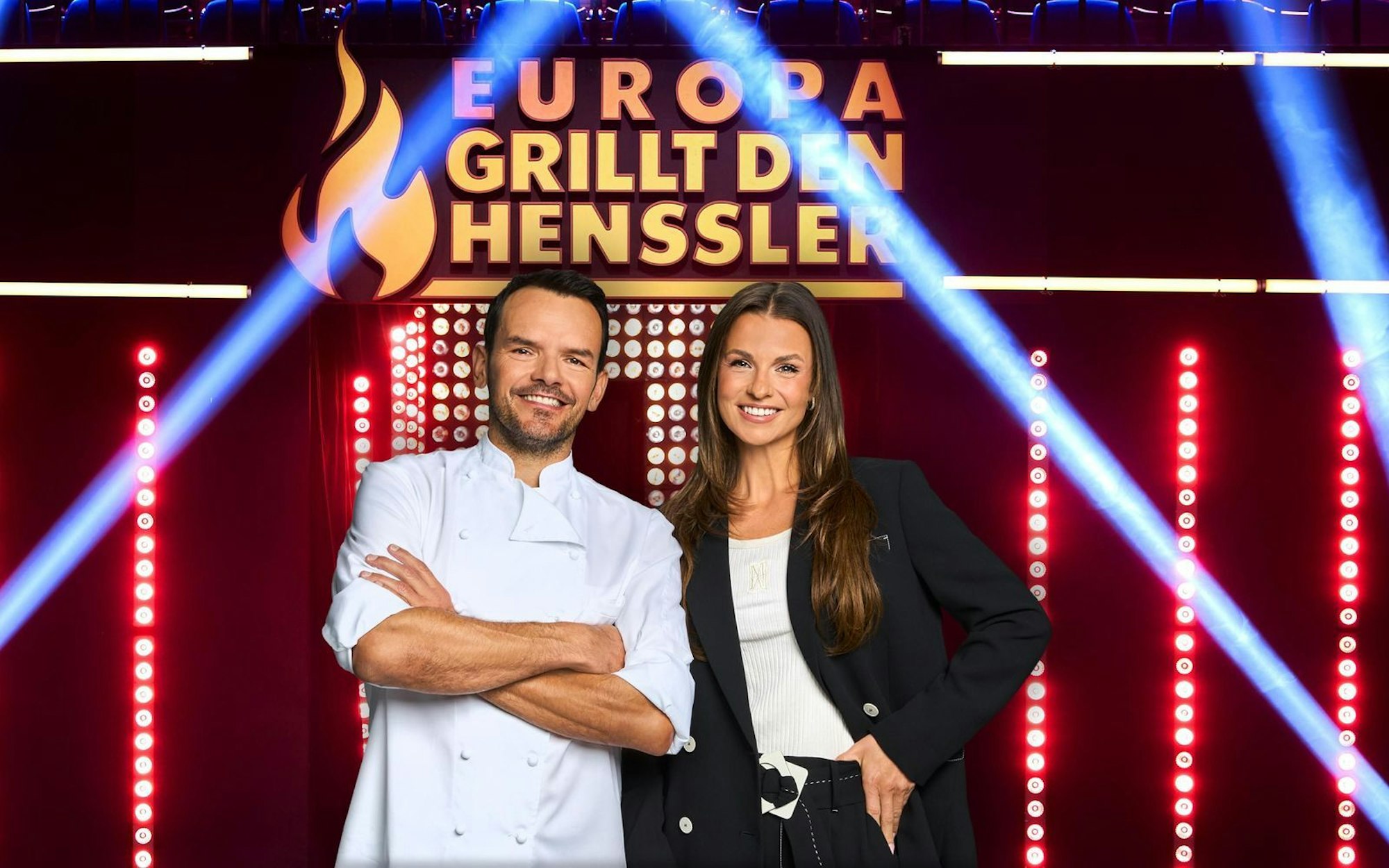 Nach „Deutschland grillt den Henssler“ legt Steffen Henssler nach und nimmt sich den Kontinent vor. „Europa grillt den Henssler“ wird moderiert von Laura Wontorra. (Bild: RTL / Jörn Strojny)