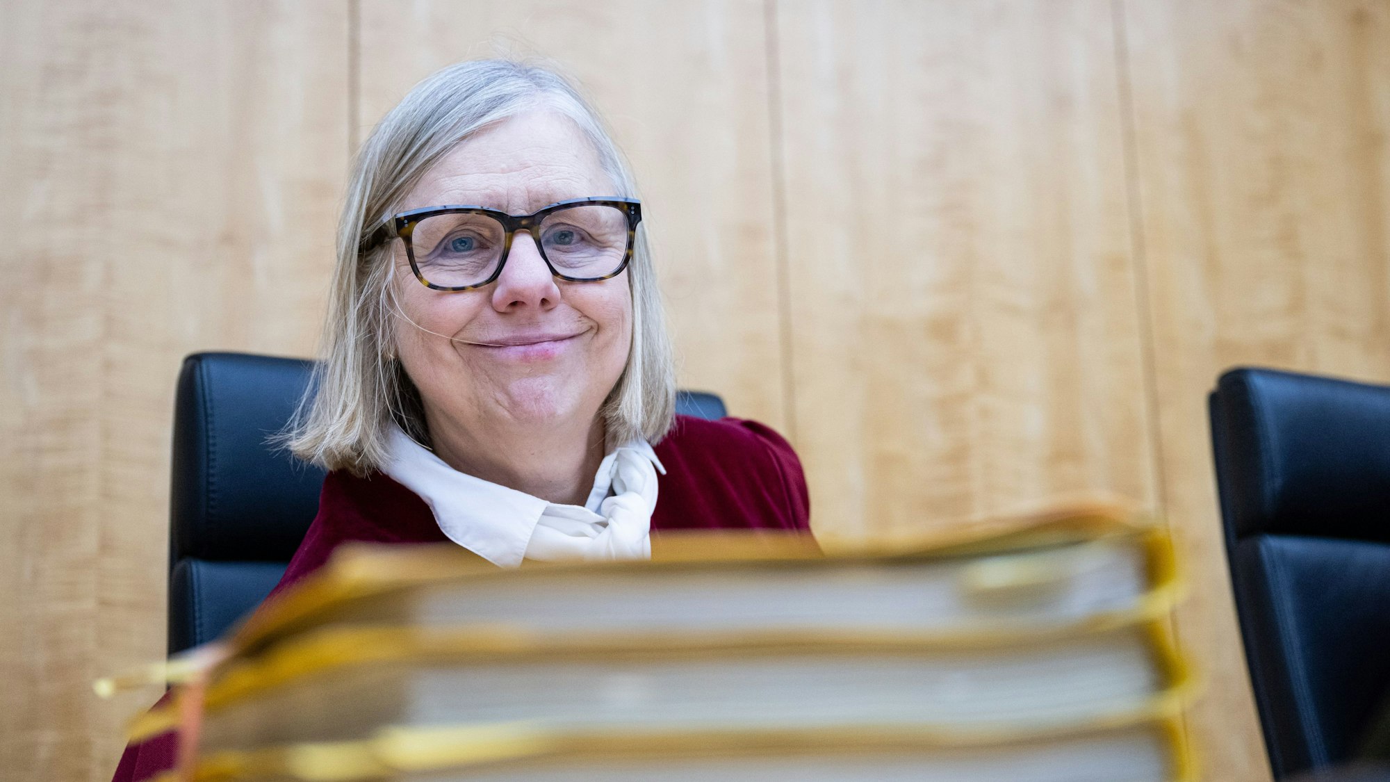 Eine Frau lächelt in die Kamera.