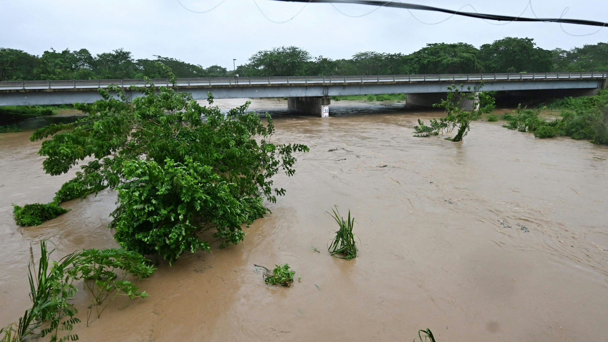 Der Rio Cobre ist bei St. Catherine, Jamaika, wegen Hurrikan „melissa“ über die Ufer getreten