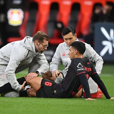 Ezequiel FERNANDEZ LEV verletzt, Verletzung, Fussball 1. Bundesliga, 8.Spieltag, matchday8, Bayer Leverkusen LEV - SC Freiburg FR 2-0 am 26.10.2025 in Leverkusen/ Deutschland. DFL regulations prohibit any use of photographs as image sequences and/or quasi-video  *** Ezequiel FERNANDEZ LEV injured, injury, Football 1 Bundesliga, 8 Matchday, matchday8, Bayer Leverkusen LEV SC Freiburg FR 2 0 on 26 10 2025 in Leverkusen Germany DFL regulations prohibit any use of photographs as image sequences and or quasi video Â