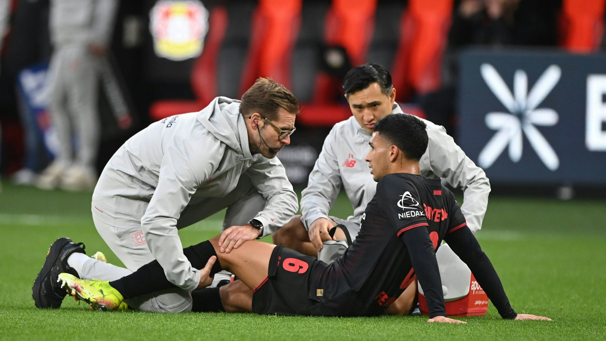 Ezequiel FERNANDEZ LEV verletzt, Verletzung, Fussball 1. Bundesliga, 8.Spieltag, matchday8, Bayer Leverkusen LEV - SC Freiburg FR 2-0 am 26.10.2025 in Leverkusen/ Deutschland. DFL regulations prohibit any use of photographs as image sequences and/or quasi-video  *** Ezequiel FERNANDEZ LEV injured, injury, Football 1 Bundesliga, 8 Matchday, matchday8, Bayer Leverkusen LEV SC Freiburg FR 2 0 on 26 10 2025 in Leverkusen Germany DFL regulations prohibit any use of photographs as image sequences and or quasi video Â