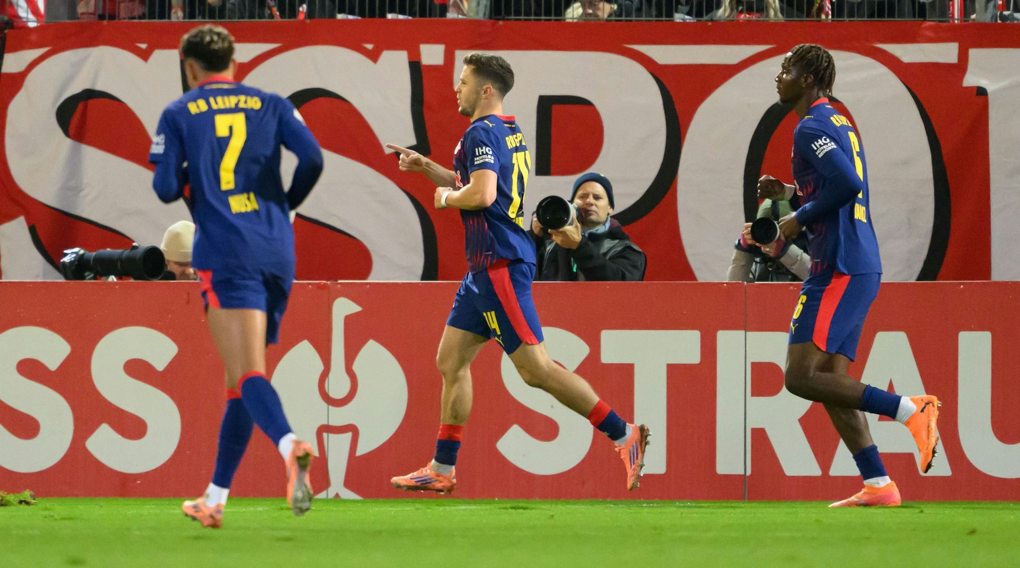 Christoph Baumgartner (RB Leipzig, M) jubelt nach seinem Tor zum 0:2.