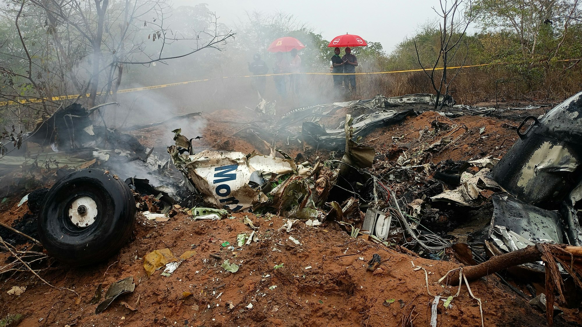 Kenianische Beamte inspizieren die Absturzstelle eines Flugzeugs in der Nähe von Diani.