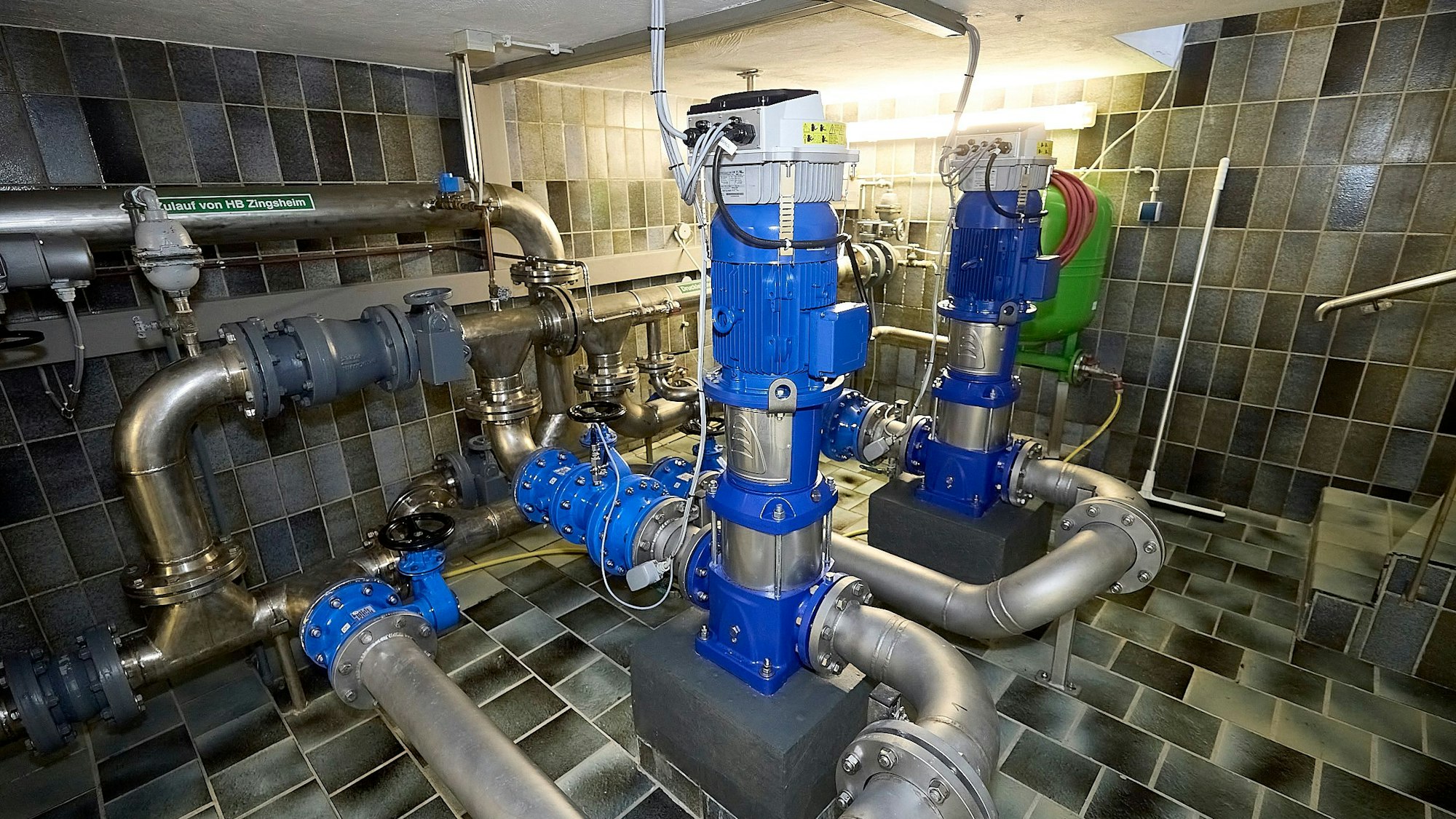 Das Foto gewährt einen Blick in den Tondorfer Hochbehälter und zeigt ein komplexes Gebilde aus Rohren.