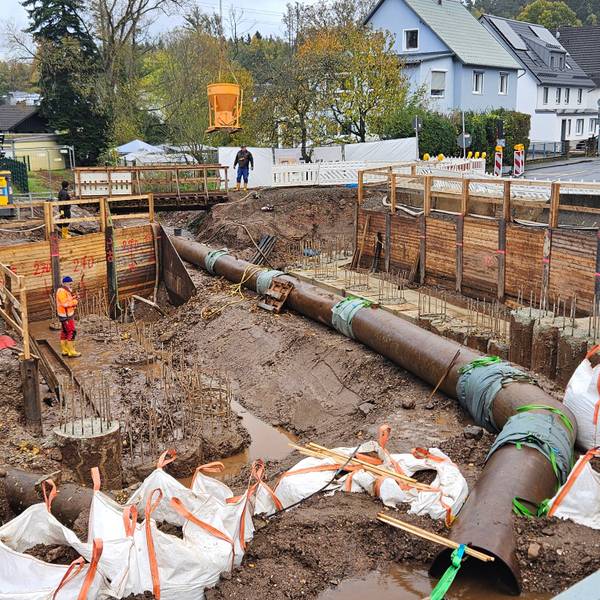 Blick auf die Baustelle und die Rohrleitung für den Kallbach.