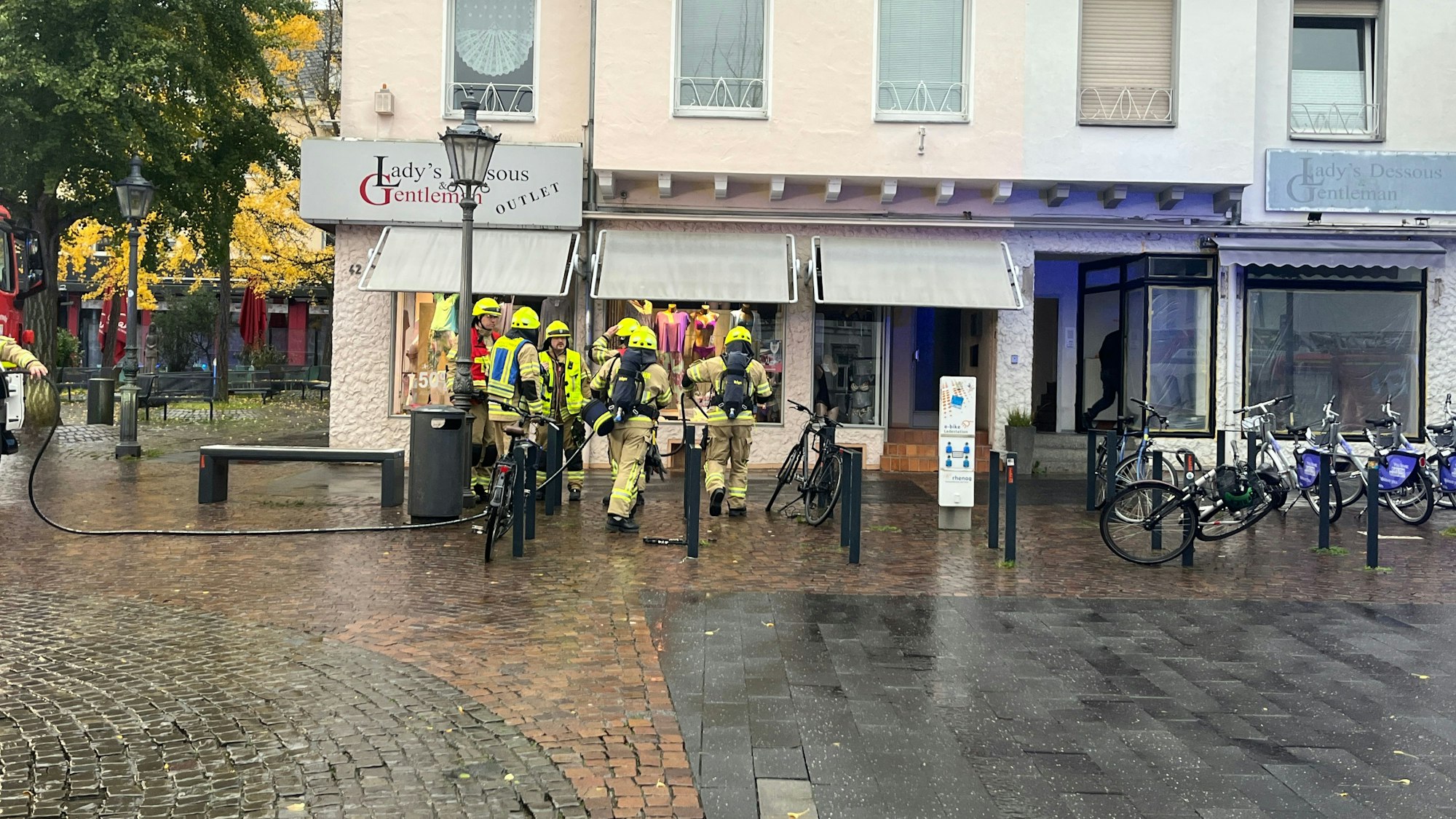 Ein Trupp mit Atemschutzgeräten ging in das Gebäude vor.