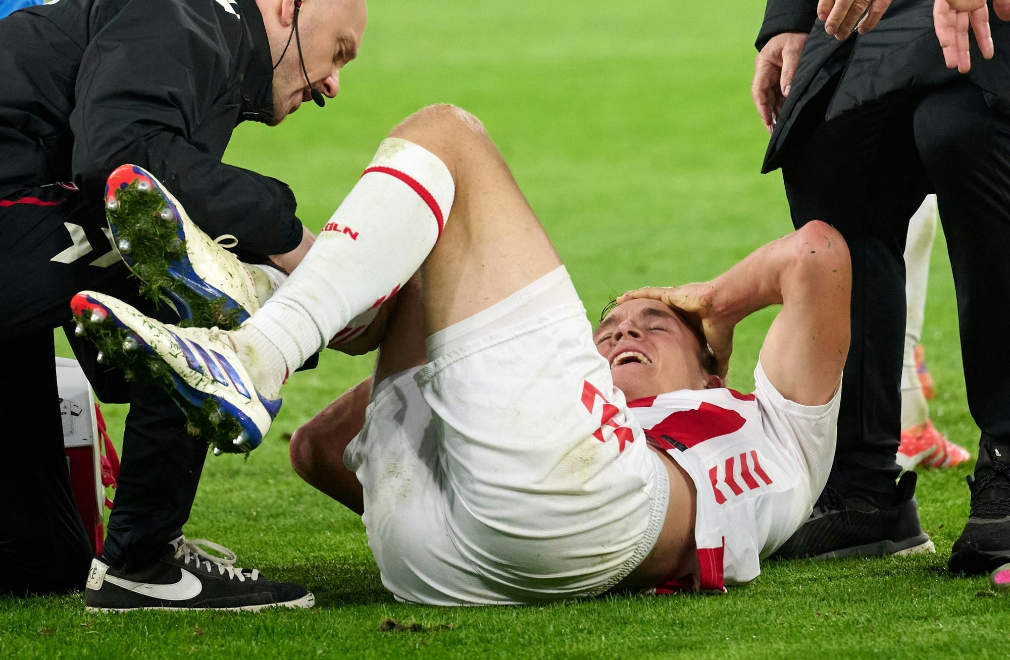 Der Kölner Timo Hübers verletzte sich schwer am Knie und wird monatelang ausfallen.