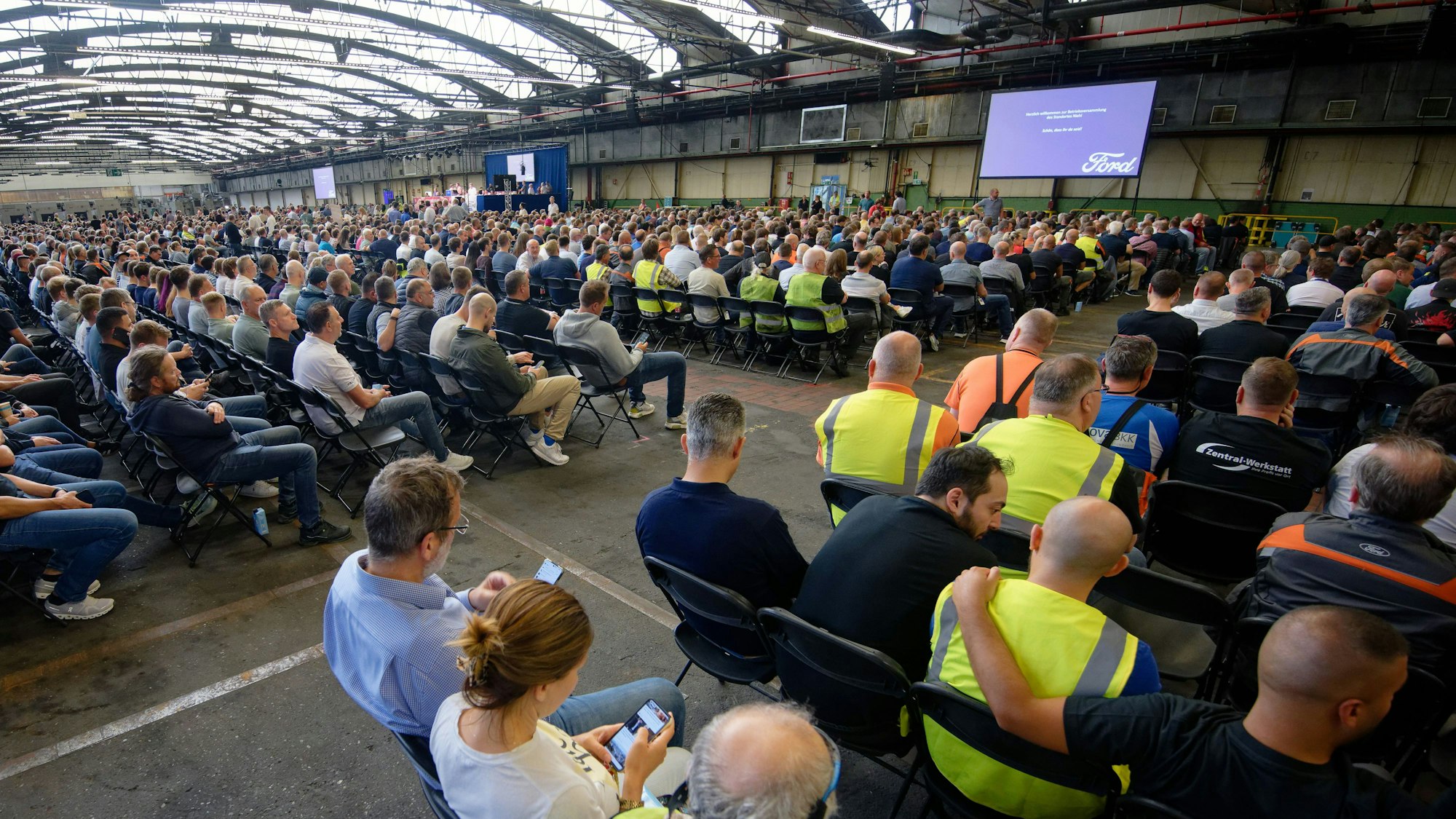Köln: Mitarbeiter warten auf den Beginn einer Mitarbeiterversammlung in den Kölner Ford-Werken