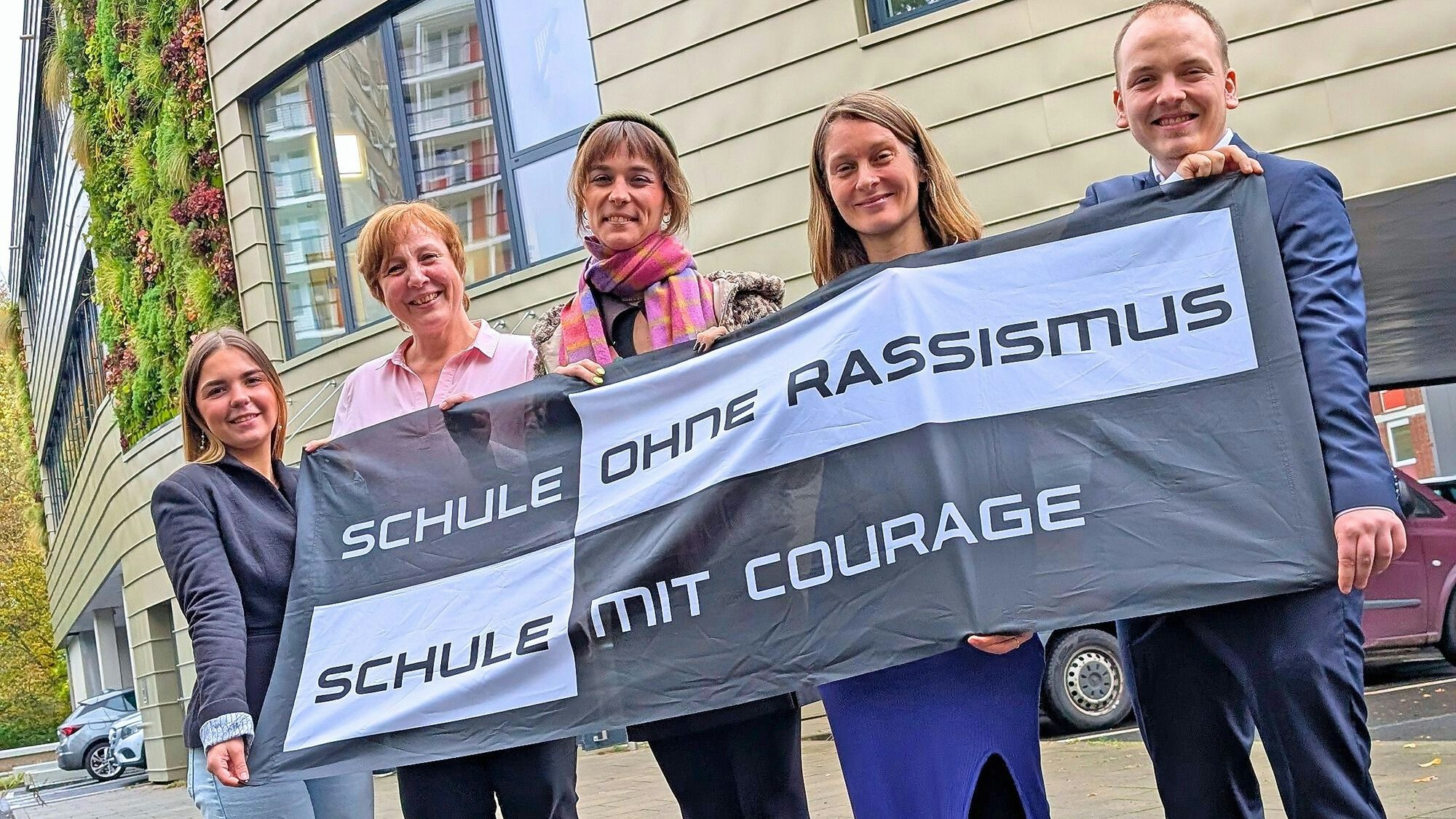 Die Auszubildenden Leandra Brauer (l) und Pascal Lucas (r) nehmen die Auszeichnung von Bundestagsabgeordneten Nyke Slawik (M) entgegen.