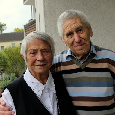 Das Bild zeigt ein Diamanthochzeitspaar auf einem Balkon.