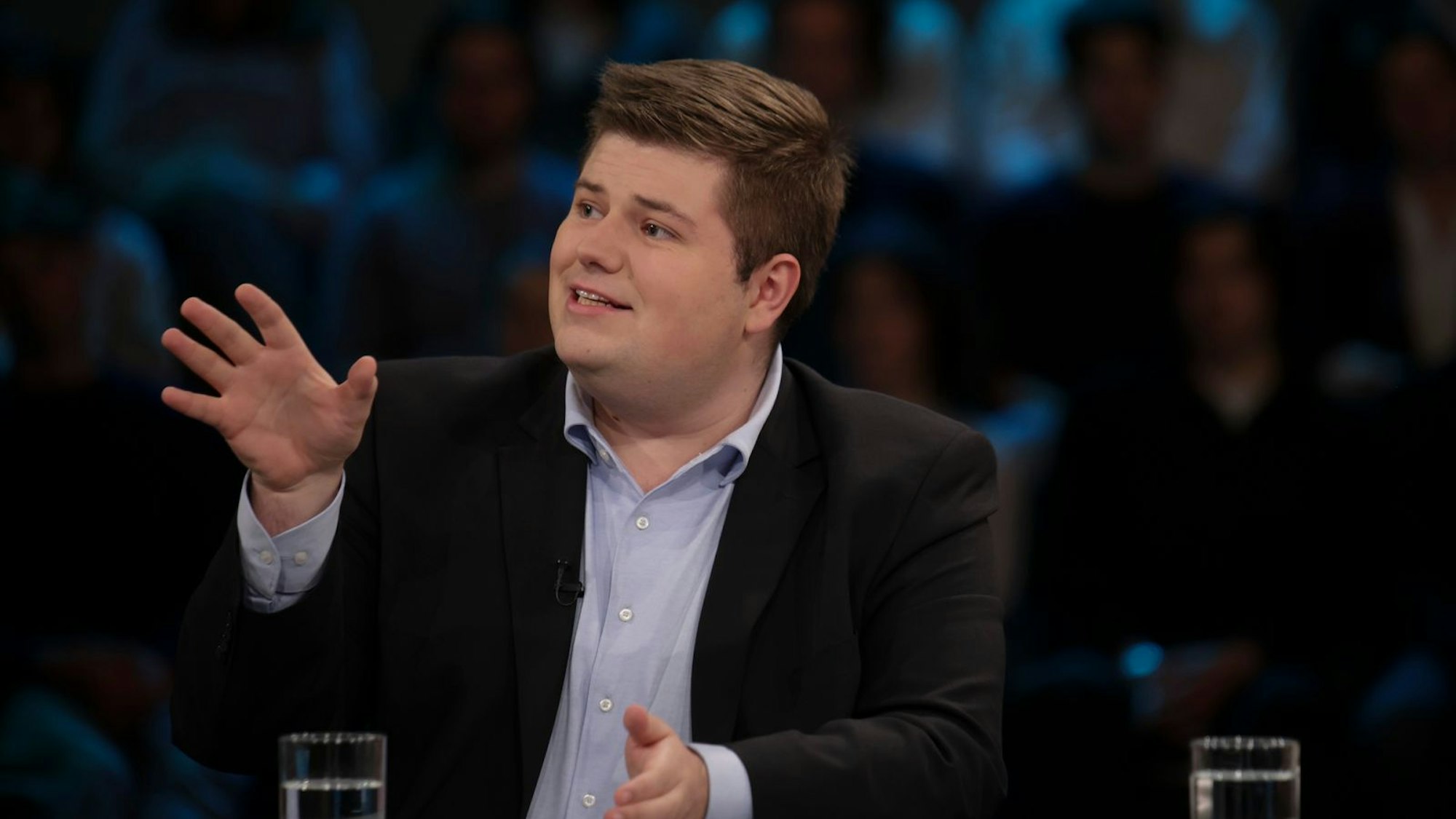CDU-Politiker Johannes Volkmann stellt sich mit 17 Mitgliedern der Jungen Gruppe der Unionsfraktion im Bundestag gegen die geplante Rentenreform. (Bild: WDR/ Dirk Borm)