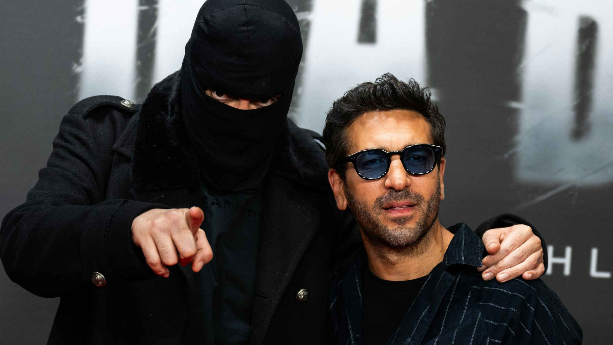 Das Bild zeigt Haftbefehl (l, bürgerlich Aykut Anhan) und Elyas M'Barekbeoi einer Sonderaufführung der Dokumentation «Babo - Die Haftbefehl-Story» in der Astor Film Lounge. Foto: Christophe Gateau/dpa