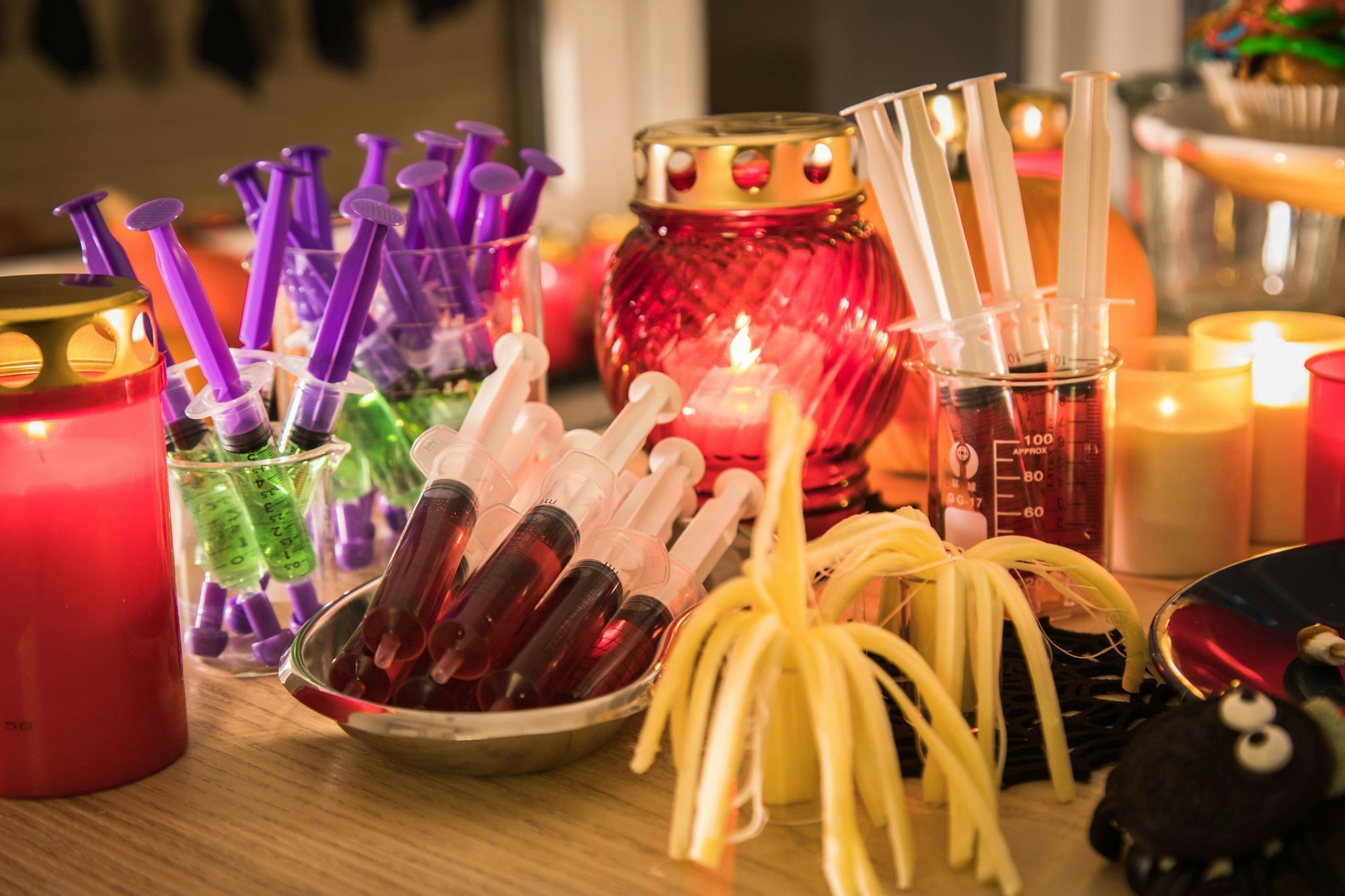 Verpackungen von Halloween-Süßigkeiten wie Bonbontüten, Folien oder Plastikeimer kommen in die Gelbe Tonne oder den Gelben Sack.