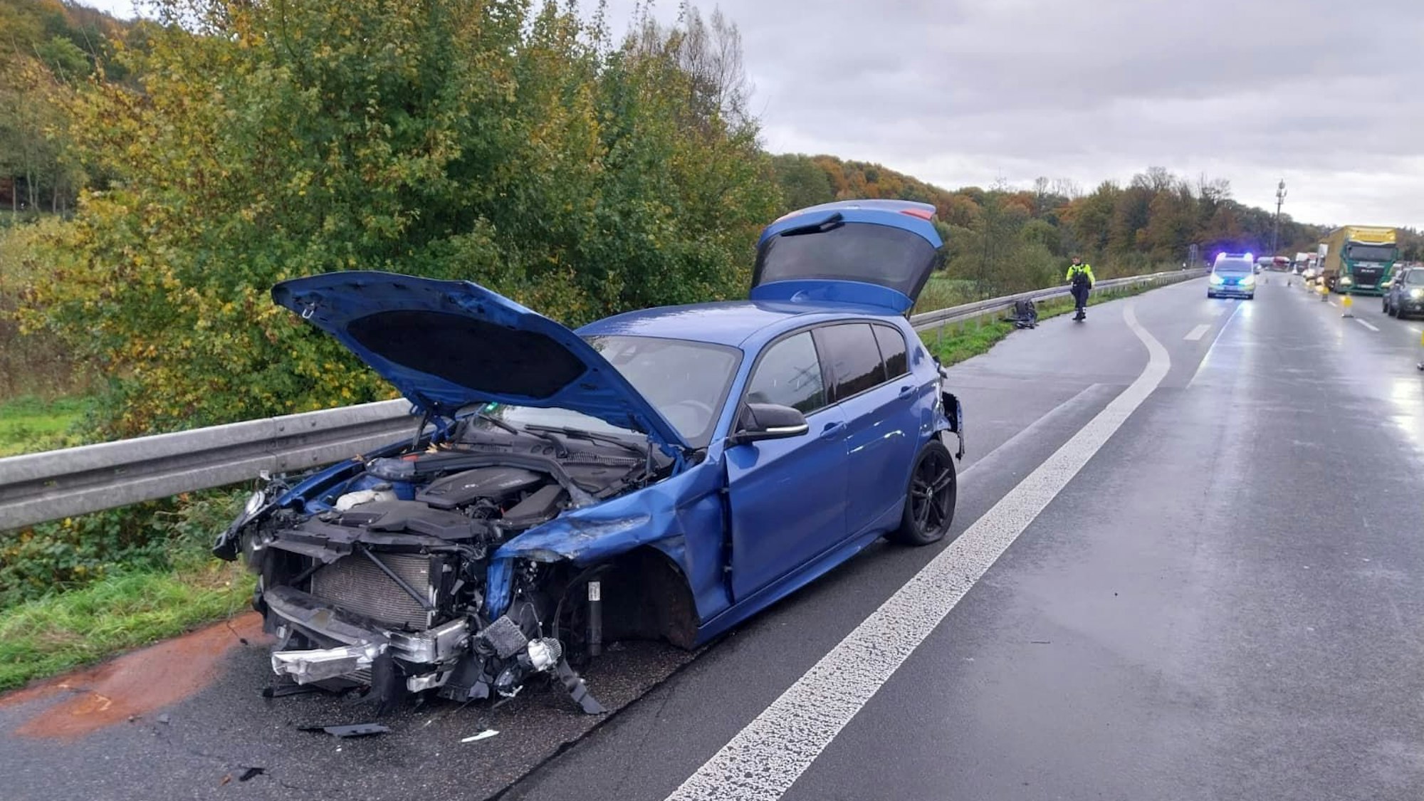 Ein Auto ist auf der A3 in Höhe des Rastplatzes Sülztal in die Leitplanke geschleudert.