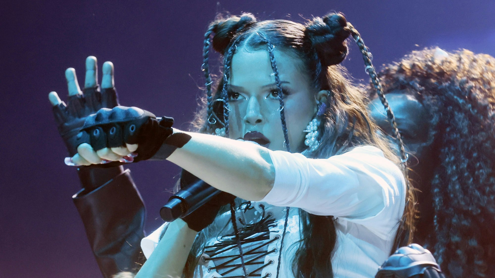 Nina Chuba auf der Bühne.