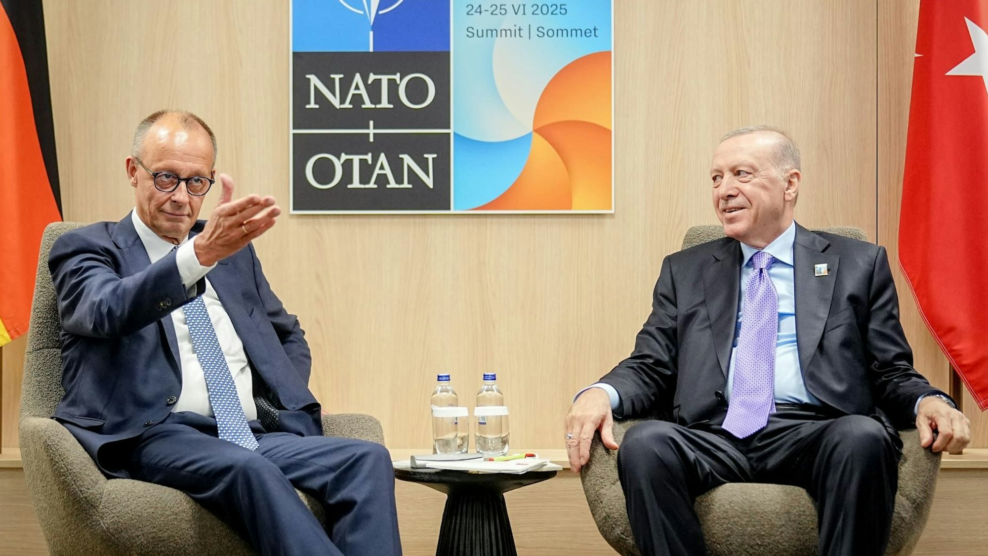 Kanzler Friedrich Merz sitzt beim Nato-Gipfel in der Niederlande neben dem türkischen Präsidenten Recep Tayyip Erdogan.