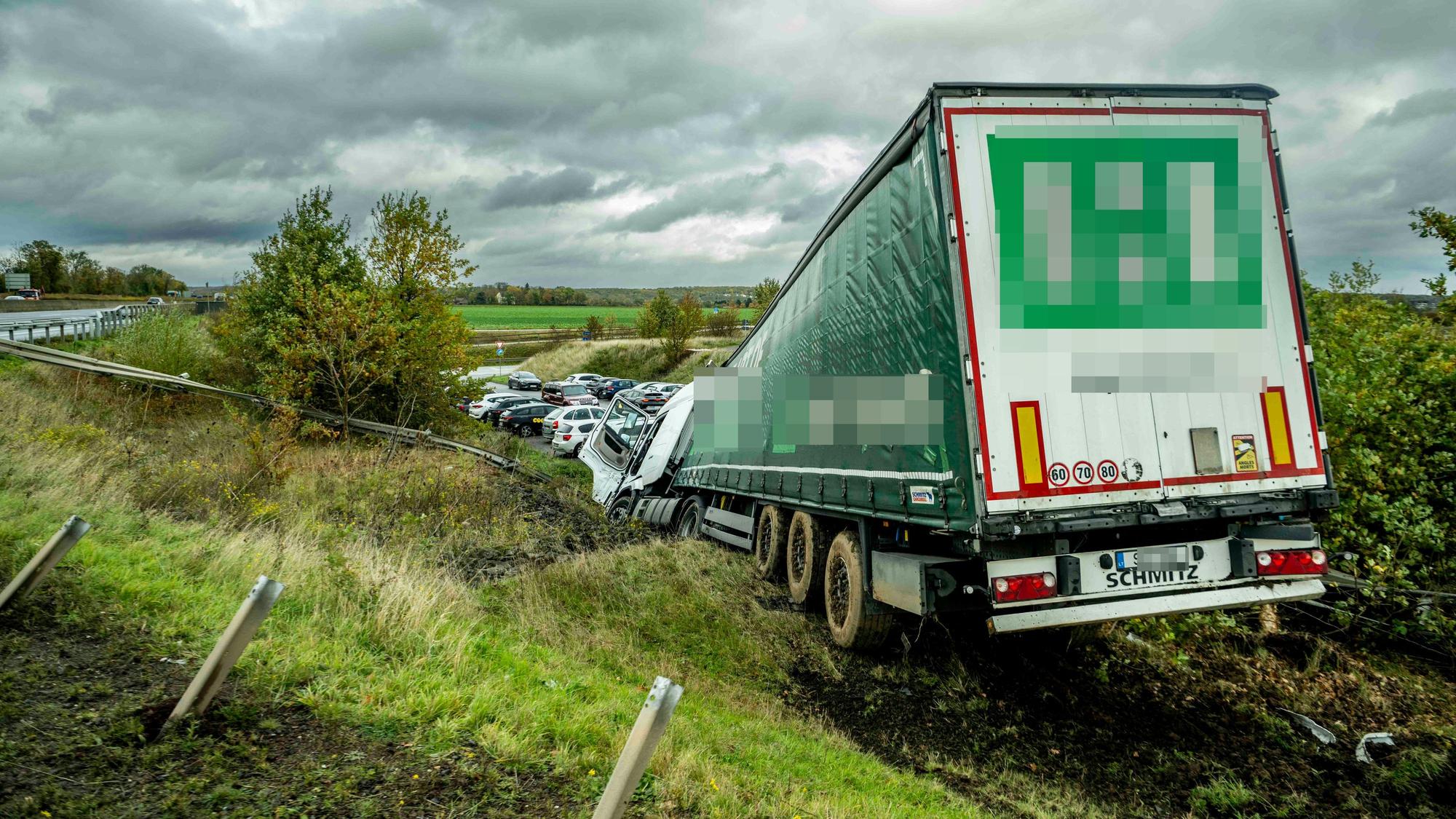 Das Bild zeigt den Lkw in der Böschung.