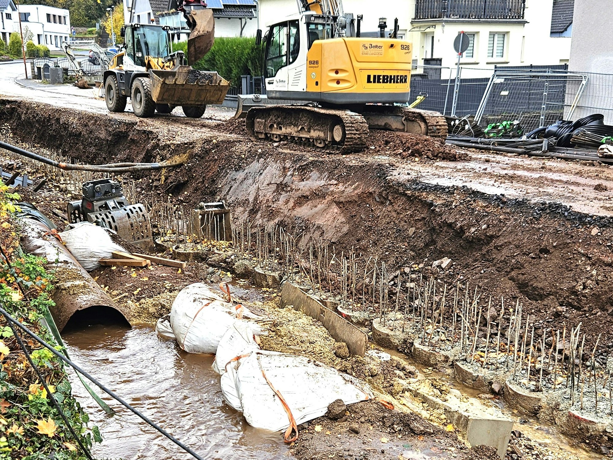 Zu sehen sind die Gründungen entlang der neuen geplanten Straße und der Bach.