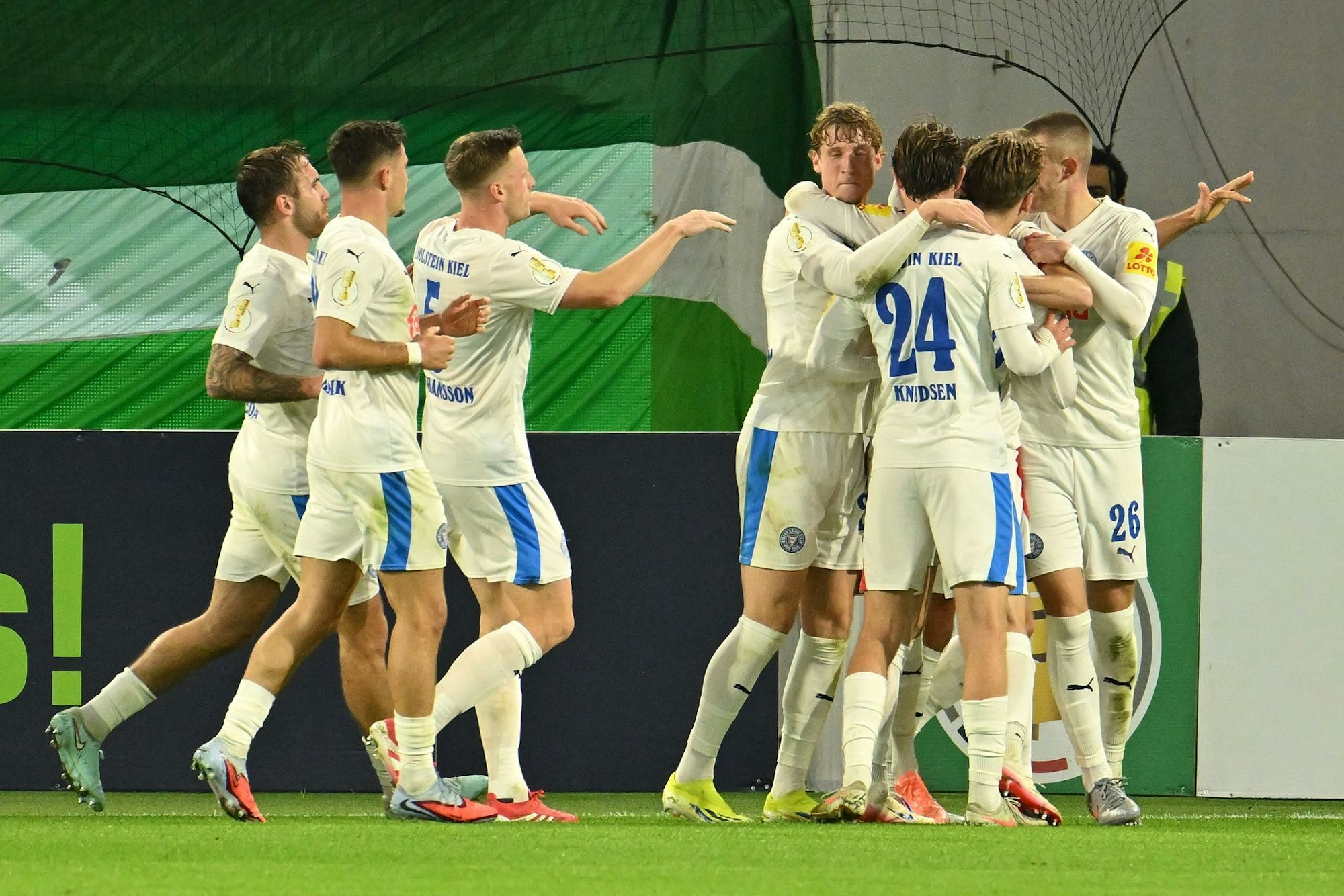Holstein Kiel gelingt beim VfL Wolfsburg eine Pokal-Überraschung.