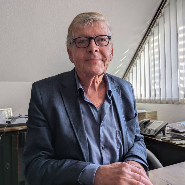 Franz Troschke im Büro seiner Anwaltskanzlei.