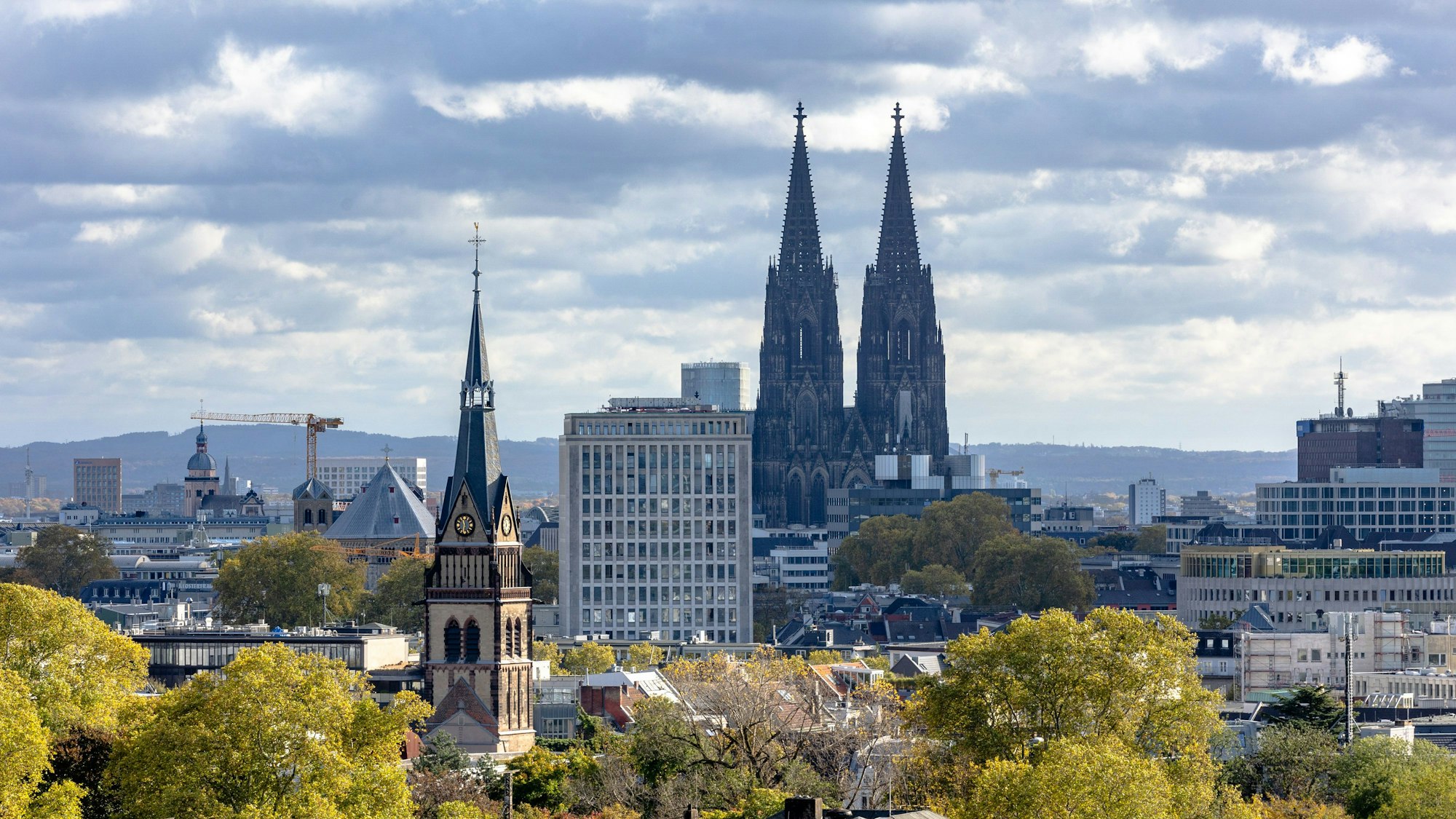 Kölnansicht mit dem Gerling Quartier und Dom.