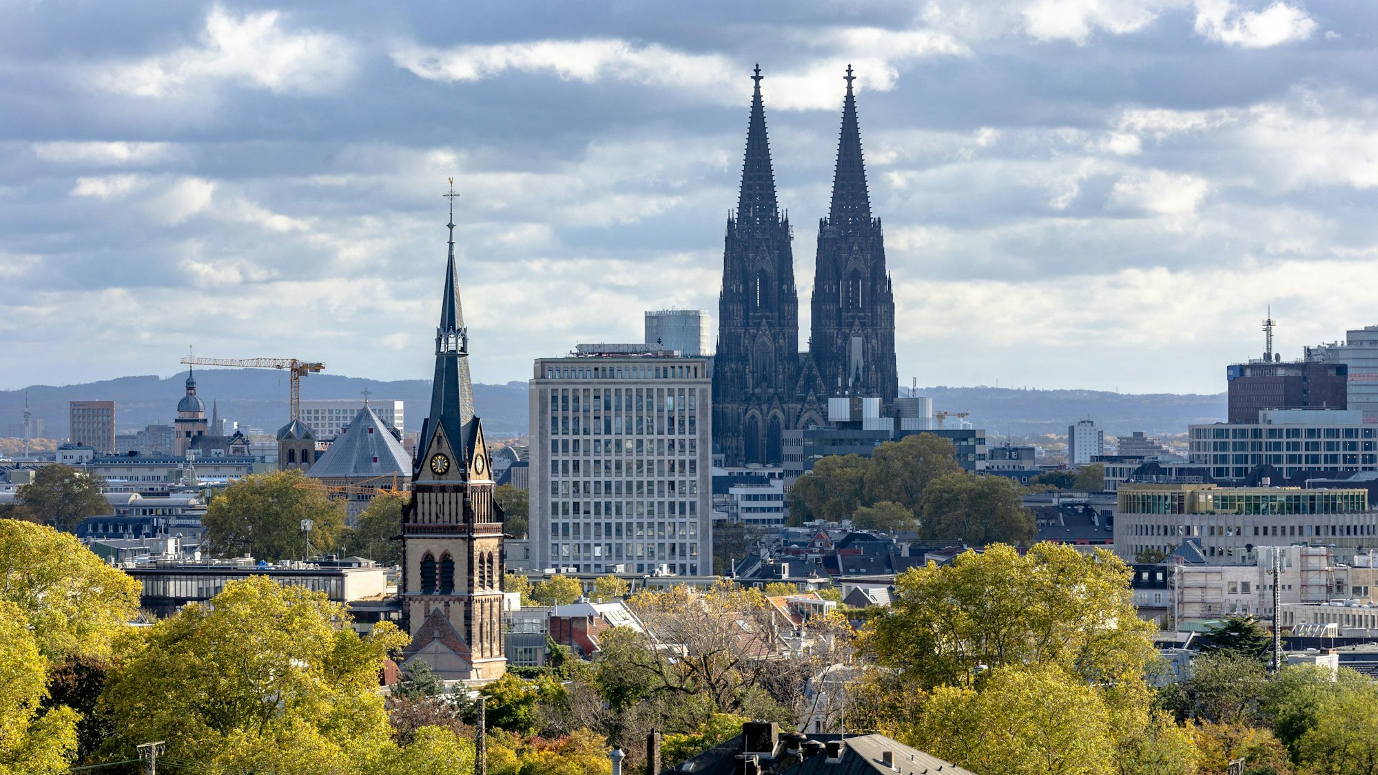 Kölnansicht mit dem Gerling Quartier und Dom im Herbst.