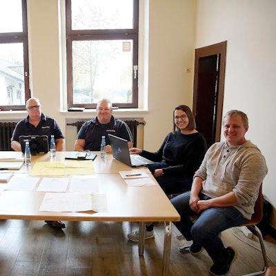 Christian Westfal, Eva Gäbler, Udo Gallmüller, Joachim Jordan, Prof. Martin Exner, und Norbert Crump sitzen an einem Tisch.