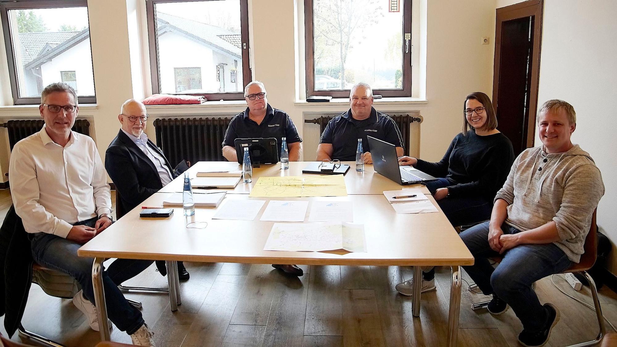 Christian Westfal, Eva Gäbler, Udo Gallmüller, Joachim Jordan, Prof. Martin Exner, und Norbert Crump sitzen an einem Tisch.