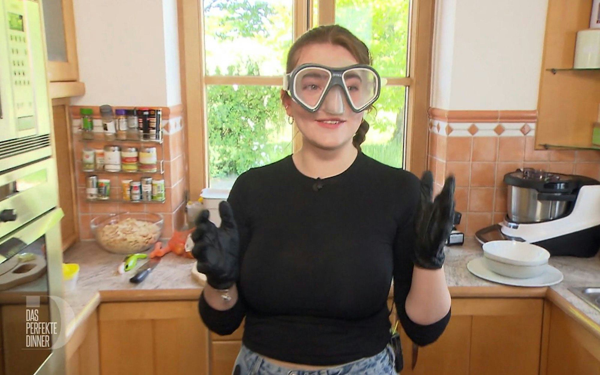 Pias beste Freundin und Schnippelhilfe Nina (19) schützt die Augen beim Zwiebelschneiden auf ihre eigene Weise. (Bild: RTL)