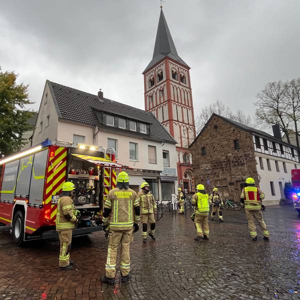 In einem Haus am Marktplatz in Siegburg roch es nach Gas. Die Feuerwehr rückte mit einem Großaufgebot an.