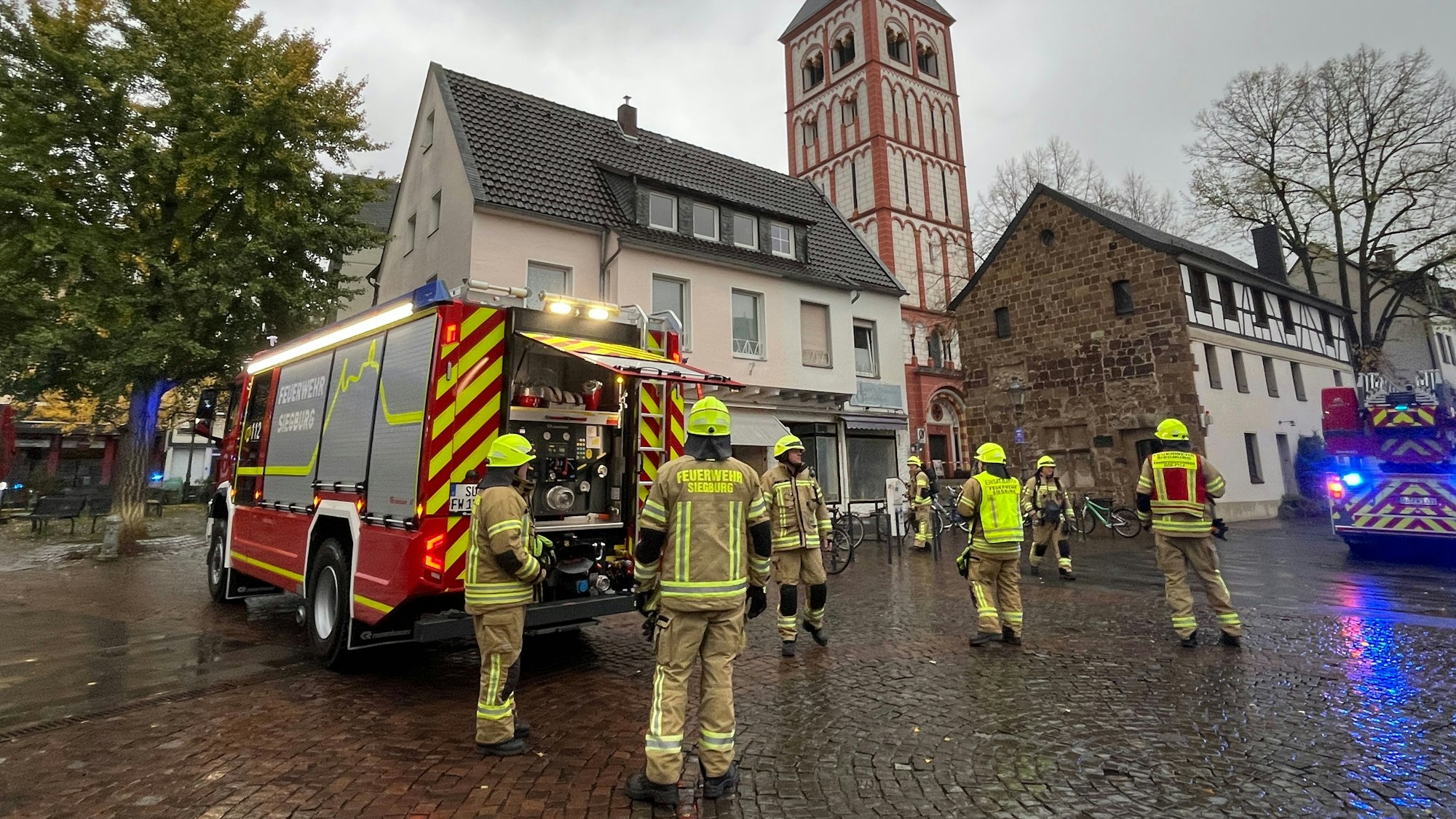 In einem Haus am Marktplatz in Siegburg roch es nach Gas. Die Feuerwehr rückte mit einem Großaufgebot an.