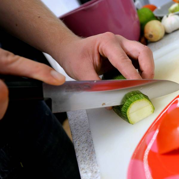 Weil er trotz Langzeiterkrankung in Kochshows auftrat, könnte ein Lehrer aus Köln nun Probleme bekommen. (Symbolbild)